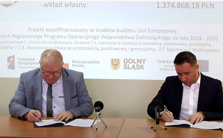 Umowa na budowę przedszkola w Krzeszowie