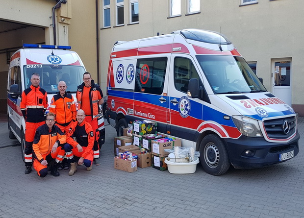 Ratownicy Kamiennogórskiego Pogotowia Ratunkowego z pomocą dla Ukrainy