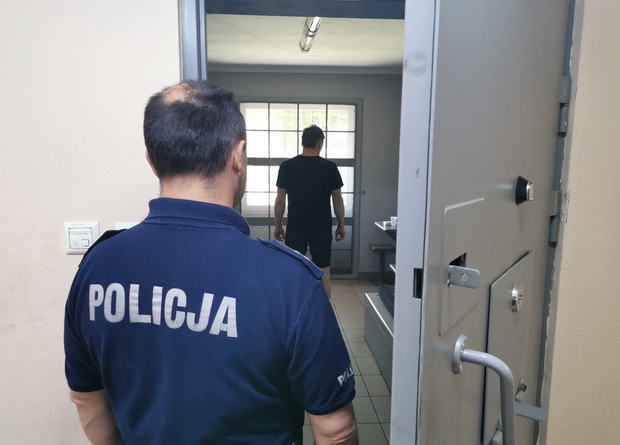 Pobyt w hotelu zamienił na areszt.
