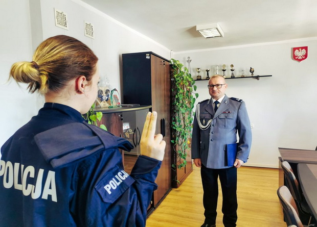Ślubowanie nowo przyjętej funkcjonariuszki