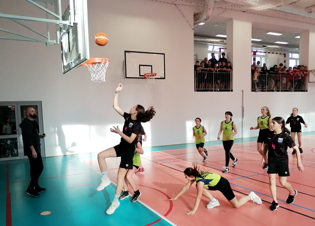 Miejskie zawody sportowe w mini piłce koszykowej dziewcząt i chłopców